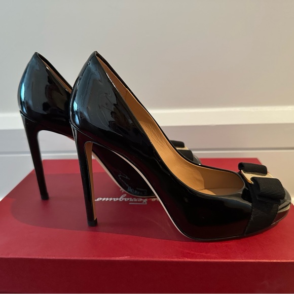 Salvatore Ferragamo Rilly Black Patent Leather Heels - size 6 - Picture 2 of 9